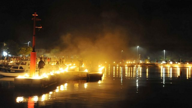 Prvosvibanjski krijesovi tradicionalno su obasjali bakaračku rivu
