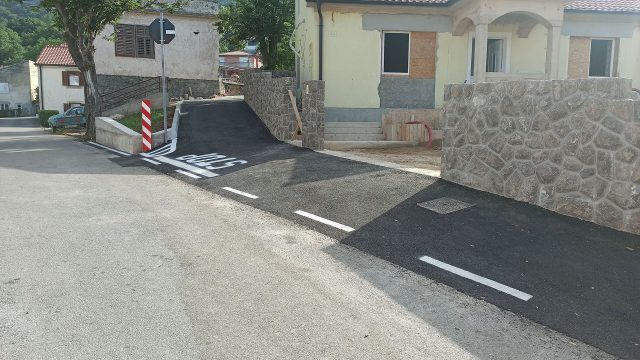 Završeni su radovi na uređenju dijela ulice u Bakarcu kod kućnog broja 18