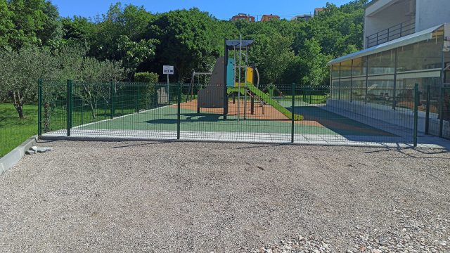 Završeni su radovi na građenju i opremanju dječjeg igrališta u Šmriki