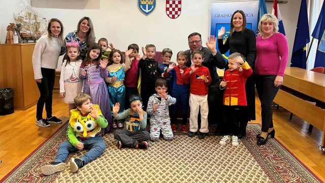 Gradonačelnika i zaposlenike gradske uprave jutros su posjetili maškarani polaznici Dječjeg vrtića „Orepčići“