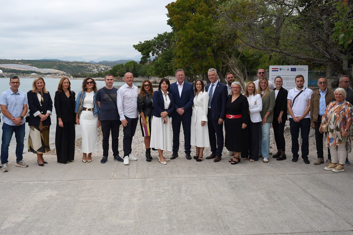 Svečano su potpisani ugovori za izvođenje radova na revitalizaciji i uređenju plaže Oštro Svečano su potpisani ugovori za izvođenje radova na revitalizaciji i uređenju plaže Oštro