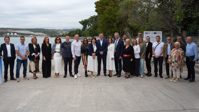 Svečano su potpisani ugovori za izvođenje radova na revitalizaciji i uređenju plaže Oštro